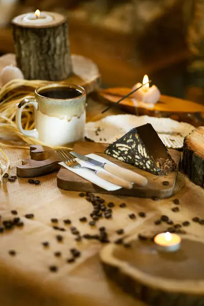 Mosaik Kuchen Und Kaffee Serviert Auf Klette Mit Holzbesteck Und — Stockfoto