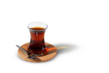 Geleneksel bir Türk çayı, el değmemiş beyaz arka planda sergilenen, ikonik ince bel bardağıyla servis edilir.