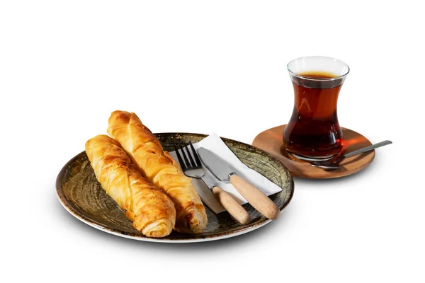 Успокаивающая Турецкая Закуска Два Ломтика Борека Стаканом Турецкого Чая Представленные — стоковое фото