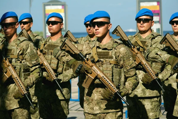 Zmir Türkiye Ağustos 2023 Türk Komando Askerleri Sırada Ellerinde Tüfeklerle — Stok fotoğraf