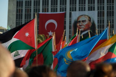 Önplanda Türk bayrağı, Atatürk ve çeşitli ülkeler bayrakları