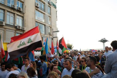 İzmir, Türkiye - 1 Eylül 2023: İzmir Uluslararası Fuarı 'nın açılış kortej yürüyüşü sırasında çeşitli ülkelerin bayrakları dalgalandı. Cumhuriyet Meydanı 