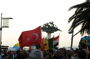İzmir, Türkiye - 1 Eylül 2023: İzmir Uluslararası Fuarı 'nın açılış kortej yürüyüşü sırasında çeşitli ülkelerin bayrakları dalgalandı. Cumhuriyet Meydanı 