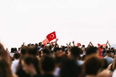 İzmir, Türkiye - 9 Eylül 2023: Cumhuriyet Meydanı 'nda çok sayıda Türk bayrağı sallayan coşkulu bir kalabalık, İzmir' in kurtuluşunun coşkulu kutlamalarını kutluyor.