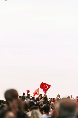 İzmir, Türkiye - 9 Eylül 2023: Cumhuriyet Meydanı 'nda çok sayıda Türk bayrağı sallayan coşkulu bir kalabalık, İzmir' in kurtuluşunun coşkulu kutlamalarını kutluyor.