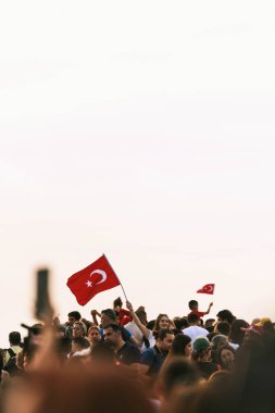 İzmir, Türkiye - 9 Eylül 2023: Cumhuriyet Meydanı 'nda çok sayıda Türk bayrağı sallayan coşkulu bir kalabalık, İzmir' in kurtuluşunun coşkulu kutlamalarını kutluyor.