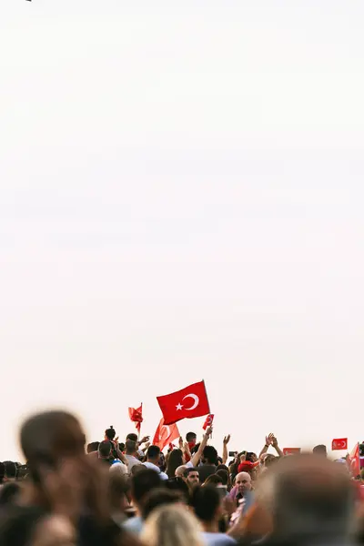 Izmir Turquía Septiembre 2023 Una Multitud Jubilosa Ondea Múltiples Banderas —  Fotos de Stock
