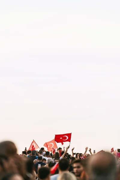 Izmir Turquía Septiembre 2023 Una Multitud Jubilosa Ondea Múltiples Banderas — Foto de Stock