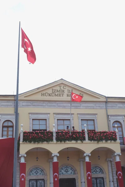 2023年9月9日 土耳其伊兹密尔 为庆祝该城的解放 骑兵象征性地在伊兹密尔政府大厦升起了土耳其国旗 — 图库照片