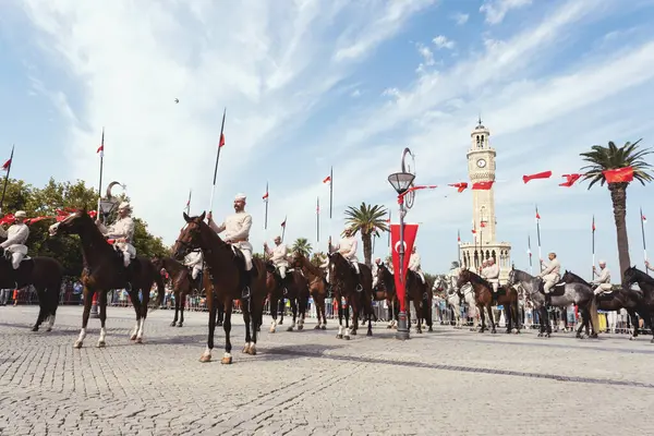 Izmir Turkije September 2023 Cavaleristen Tonen Trots Hun Ruiterkunsten Tegenover — Stockfoto