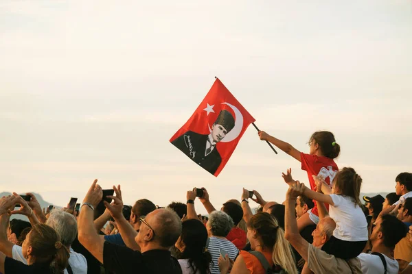 Izmir Turquía Septiembre 2023 Medio Bulliciosa Multitud Una Joven Sienta — Foto de Stock