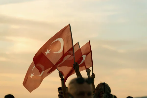 Izmir Turkiet September 2023 Som Solnedgångarna Fyra Individer Står Enade Stockbild