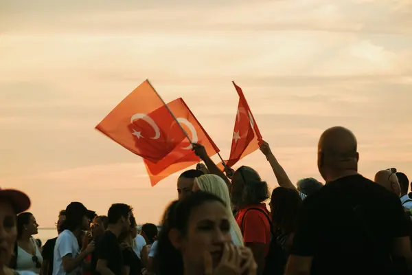 Smirne Turchia Settembre 2023 Mentre Tramonti Quattro Individui Stanno Uniti Immagine Stock