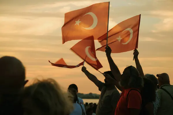 Izmir Turquía Septiembre 2023 Mientras Las Puestas Sol Cuatro Individuos Fotos De Stock Sin Royalties Gratis