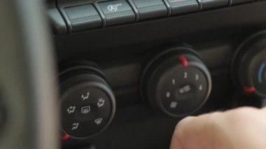 Sürücünün bir yolcu vagonundaki başlangıç durağı sistemini kullanırken videosunu çek, kapatmak için düğmeye bas ve sonra motoru yeniden çalıştır, aracın ileri işlevselliğini göster