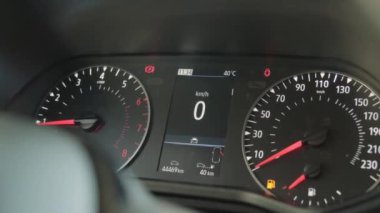 Yolcu aracının yanıp sönen tehlike ışıklarını gösteren detaylı bir video. Uyarı sinyalinin yakın plandaki ritmik parıltısına odaklanıyor.