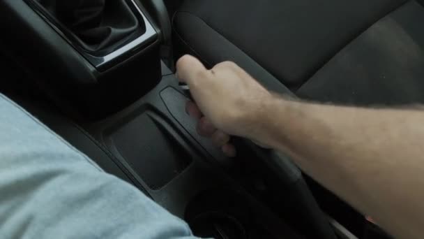 一辆汽车内的特写视频显示一名男性司机的手同时放下和举起了手动式制动器 以一个单一的无缝序列捕捉动作 — 图库视频影像