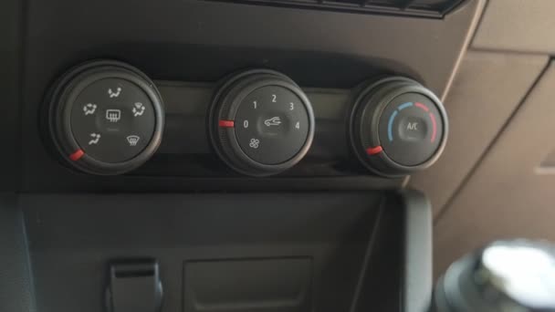 男性ドライバーの手がファンの設定をレベル2に調整し エアコンボタンを押してアクティブにする車内のクローズアップビデオ — ストック動画