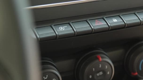 自動車のハザードライトボタンを押す男性ドライバーの手のクローズアップビデオ 警告信号の活性化を実証 — ストック動画
