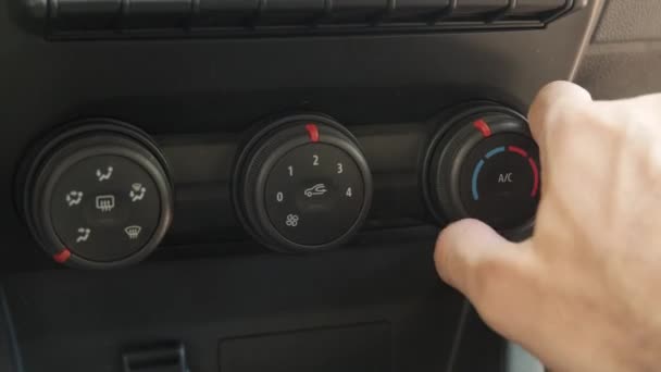 Zbliżenie Wideo Rejestrujące Kierowcę Naciskającego Przycisk Klimatyzacji Samochodzie Uruchamiającego System — Wideo stockowe