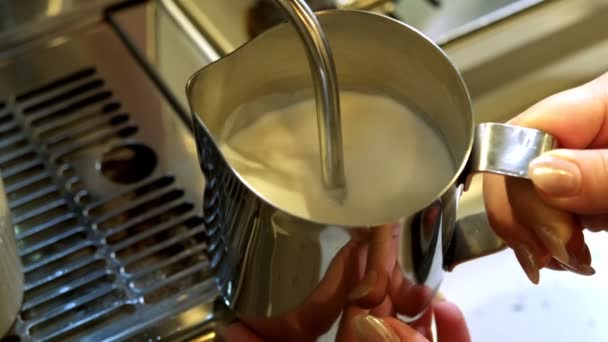 Медленное Видео Женской Рукой Держащей Молочный Кувшин Пенящей Молоко Помощью — стоковое видео