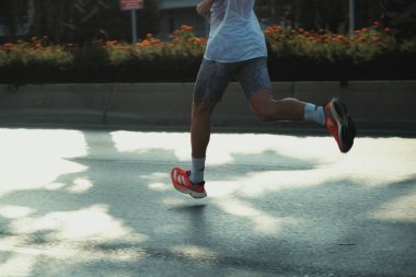 İzmir, Türkiye, 10 Eylül 2023: Adidas 'ın koşu ayakkabılarının yer aldığı bir erkek koşucunun yakın çekimi İzmir Maratonu' nun ruhunu yansıtıyor