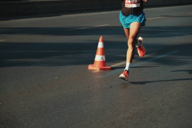İzmir, Türkiye, 10 Eylül 2023: Adidas 'ın koşu ayakkabılarının yer aldığı bir erkek koşucunun yakın çekimi İzmir Maratonu' nun ruhunu yansıtıyor