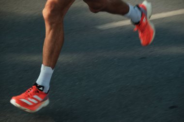 İzmir, Türkiye, 10 Eylül 2023: Adidas 'ın koşu ayakkabılarının yer aldığı bir erkek koşucunun yakın çekimi İzmir Maratonu' nun ruhunu yansıtıyor