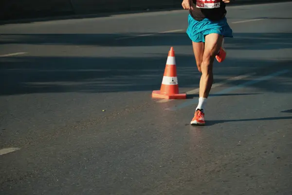 土耳其伊兹密尔 2023年9月10日 阿迪达斯跑鞋的男足特写抓住了伊兹密尔马拉松赛的精髓 — 图库照片
