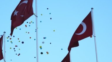 İzmir Uluslararası Fuarı 'nın açılış töreninde arka planda mavi gökyüzü ve uçan balonlarla Lozan İskelesi' nde Türk bayraklarını yakalayan video 1 Eylül 2023