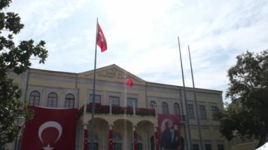 İzmir, Türkiye - 9 Eylül - İzmir 'in Kurtuluş Günü' nde Türk bayrağının hükümet binasına sallanışını gösteren yavaş çekim videosu