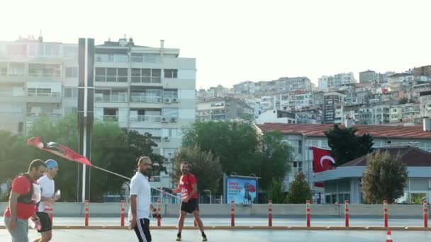 Змир Турция Сентября Измирском Полумарафоне Бегун Помахал Турецким Флагом Побережье — стоковое видео