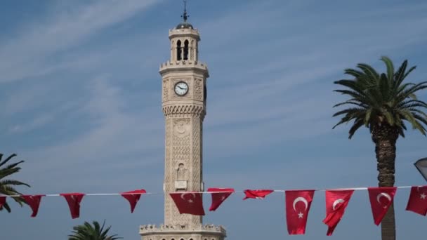 Video Slavné Izmirské Věže Třepetajícími Tureckými Vlajkami Popředí Zasazené Září — Stock video