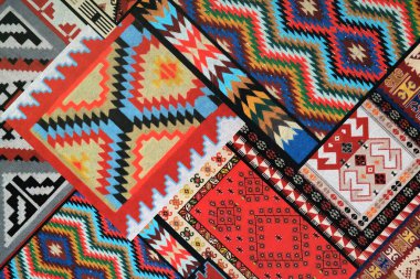 Arnavutluk 'un zengin kültür mirası ve sanatsal mirasını yansıtan karmaşık ve renkli geleneksel örneklerin yer aldığı fotoğraf