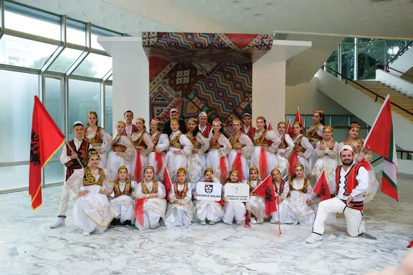 Tirana Albanië November 2023 Studenten Leraren Traditionele Albanese Kostuums Poseren — Stockfoto
