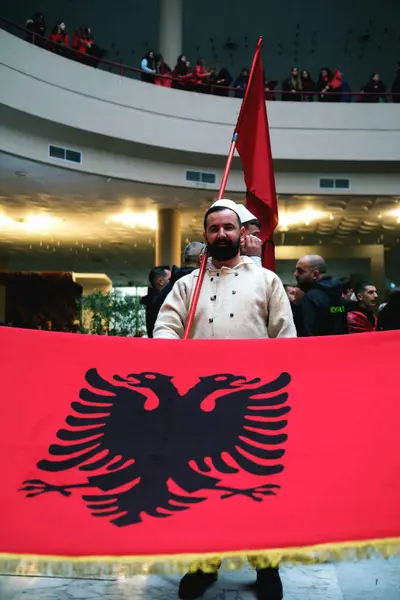アルバニアのティラナ 11月28日 独立記念日にマザーテレサ宮殿で国旗を掲げているアルバニア人男性のクローズアップショット — ストック写真