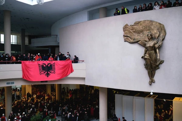 ティラナ アルバニア 11月28日 独立記念日の祝賀の間に宮殿のマザーテレサ像とバルコニーにアルバニアの旗が掛かります — ストック写真