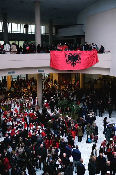 Tiran Arnavutluk Kasım Bağımsızlık Günü Kutlamalarında Geleneksel Kıyafet Giymiş Öğrencilerin — Stok fotoğraf