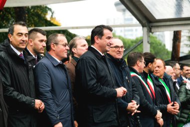 Tiran, Arnavutluk - 28 Kasım 2023: Ulusun Şehitler Bulvarı 'nda, Belediye Başkanı Erion Veliay ve protokol yağmurlu Bağımsızlık Günü kutlamalarını izliyor