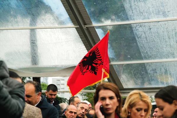 ティラナ アルバニア 2023年11月28日 雨天の国殉教者のアベニューでの独立記念日のパレードでアルバニアの旗のクローズアップ — ストック写真