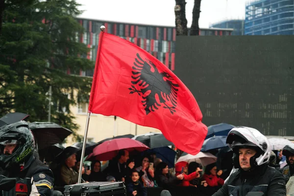 ティラナ アルバニア 11月 2023 雨の独立記念日の間に国の殉教者のアベニュー 旗と傘と公共の時計としてアルバニアの旗とオートバイのグループパレード — ストック写真