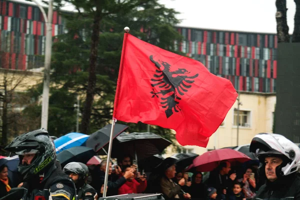 ティラナ アルバニア 11月 2023 雨の独立記念日の間に国の殉教者のアベニュー 旗と傘と公共の時計としてアルバニアの旗とオートバイのグループパレード — ストック写真