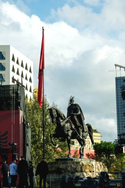 Tiran, Arnavutluk - 28 Kasım 2023: İskanderbeg Meydanı 'nda yağmurlu bir Bağımsızlık Günü' nde, Skanderbeg heykeli ve Arnavut bayrağı tek bir çerçevede birlikte ele geçirildi