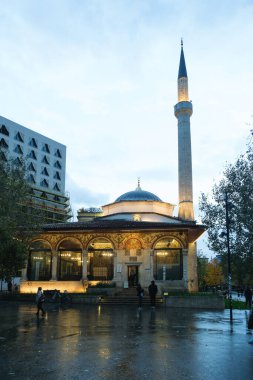 Tiran, Arnavutluk - 28 Kasım 2023: Tiran 'da Bağımsızlık Günü' nde İskanderberg Meydanı 'ndaki Ethem Bey Camii' nin bir fotoğrafı