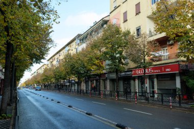 Tiran, Arnavutluk - 29 Kasım 2023: Tiran 'da sokak manzarası sergilenen bir fotoğraf, günlük kent yaşamını ve mimarisini yansıtıyor