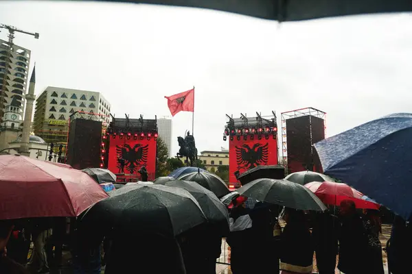 Tirana Albania Listopada 2023 Placu Skanderbega Deszczowy Dzień Niepodległości Kobieta — Zdjęcie stockowe
