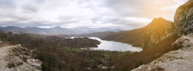 Arnavutluk 'un Tiran kenti yakınlarındaki Bovilla Gölü' nün çarpıcı panoramik fotoğrafı manzaranın dingin güzelliğini gözler önüne seriyor