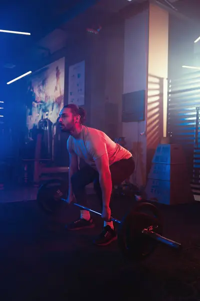 Atleet Perfectioneert Deadlift Een Mystieke Fitnessruimte Met Blauwe Rode Verlichting — Stockfoto
