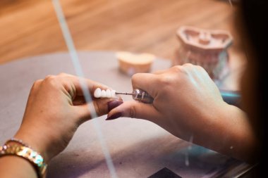 Protez diş işçiliğini kapatıyoruz. Diş protezi oluşturmanın detaylı çalışmalarını gösteriyoruz.