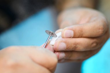 Protez diş işçiliğini kapatıyoruz. Diş protezi oluşturmanın detaylı çalışmalarını gösteriyoruz.